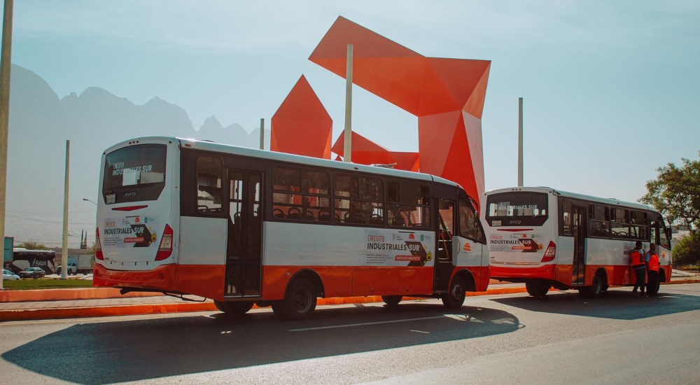 Usuarios de la ruta 155 en Santa Catarina reciben apoyo de Jesús Nava con transporte gratuito